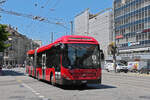 Volvo Hybridbus 886, auf der Linie 10, fährt am 09.07.2024 zur Haltestelle beim Bahnhof Bern.