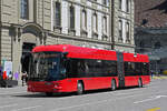 Hess Trolleybus 34, auf der Linie 12, überquert am 09.07.2024 den Bubenbergplatz.