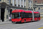 Volvo Hybridbus 873, auf der Linie 17, verlässt am 09.07.2024 die Haltestelle beim Bahnhof Bern.