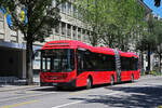 Volvo Hybridbus 890, auf der Tramersatz Linie 7A, fährt am 09.07.2024 durch die Bundesgasse. Aufnahme Bern.