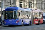 Volvo 7900 Hybrid 889 von BERNMOBIL mit Vollwerbung für Atrupi und Visana Versicherung am 5.2.25 auf dem Bahnhofplatz Bern.