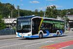 MAN Lions City Elektrobus 121, auf der Linie 509, überquert am 13.06.2024 die Bahnhofbrücke beim Bahnhof Olten.