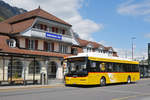 Elektro Bus der Post, auf der Linie 102, wartet beim Bahnhof Interlaken Ost.