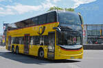 Alexander Denis Enviro 500 der Post, auf der Expresslinie nach Isetwald, verlässt am 27.07.2024 die Haltestelle beim Bahnhof Interlaken Ost.