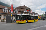 Mercedes Citaro der Post, auf der Linie 60, wartet am 01.07.2024 an der Haltestelle beim Bahnhof Interlaken Ost.