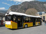 Volvo Hybridbus der Post, auf der Linie 105, wartet am 18.04.2013 an der Haltestelle beim Bahnhof Interlaken West.