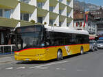 Solaris Bus der Post, auf der Linie 103, fährt am 18.04.2013 zur Haltestelle beim Bahnhof Interlaken West.