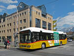 Volvo Hybridbus der Post, auf der Linie 105, verlässt am 18.04.2013 die Haltestelle beim Bahnhof Interlaken West.