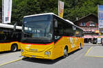 IVECO Crossway Bus der Post wartet am 04.08.2024 an der Haltestelle beim Bahnhof Brienz.