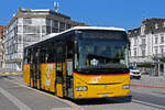 Iris Crossway Bus der Post, auf der Linie 12, wartet am 12.08.2024 an der Haltestelle beim Bahnhof Solothurn.