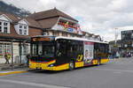 MAN Lions City Hybridbus der Post, auf der Linie 103, wartet am 10.10.2024 an der Haltestelle beim Bahnhof Interlaken Ost.