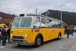 FBW Bus der Post wartet am 14.09.2024 beim Bahnhof Balsthal, anlässlich der Lokparade 60 Jahre Re 4/4.