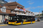 MAN Lions City Hybridbus, auf der Linie 60, wartet am 10.10.2024 an der Haltestelle beim Bahnhof Interlaken Ost.