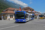 Mercedes Citaro 173 mit der Werbung für die Technologie Firma Studer, auf der Linie 21, verlässt am 05.08.2024 die Endstation beim Bahnhof Interlaken Ost.