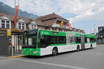 Mercedes Citaro 703 der STI mit der Vaudoise Werbung, auf der Linie 21, wartet am 26.09.2024 an der Endstation beim Bahnhof Interlaken Ost.