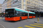 Hess Trolleybus 53, auf der Linie 1, fährt zur Haltestelle beim Bahnhof Biel.