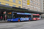 Mercedes Citaro 164 mit der Werbung für Centre Brügg, auf der Linie 2, bedient am 24.02.2025 die Haltestelle beim Bahnhof Biel.