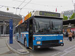 NAW-Hess Trolleybus 257, auf der Linie 4, wartet am 04.05.2010 beim Bahnhof Luzern.