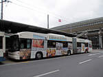 Hess Trolleybus 224, auf der Linie 6, bedient am 04.05.2010 die Haltestelle beim Bahnhof Luzern.