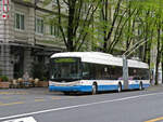 Hess Trolleybus 222 , auf der Linie 7, fährt am 04.05.2010 durch die Pilatusstrasse.