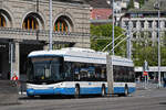 Hess Trolleybus 171, auf der Linie 31, fährt am 12.04.2024 zur Haltestelle beim Bahnhofplatz in Zürich.