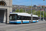 Hess Trolleybus 171, auf der Linie 31, fährt am 12.04.2024 zur Haltestelle beim Bahnhofplatz in Zürich.