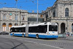 Volvo Hybridbus 472, auf der Linie 31, fährt am 22.08.2024 zur Haltestelle beim Bahnhofplatz in Zürich.