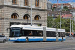 Hess Doppelgelenk Trolleybus 94, auf der Linie 31, fährt am 22.08.2024 zur Haltestelle beim Bahnhofplatz in Zürich.