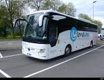 LANDWAY TOURISM Reisen mit einem Mercedes Tourismo auf dem Busparkplatz beim Bahnhof Interlaken Ost am 2024.05.25