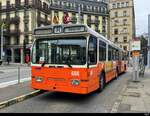 tpg - Oldtimer Saurer Trolleybus Nr.666 unterwegs auf Publikumsfahrten bei der Haltestelle RIVE in der Stadt Genf am 2024.11.03