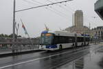 tl Nr. 710 (Hess lighTram®25) am 2.6.2024 auf der Grand-Pont zwischen den Haltestellen Bel-Air und St-François.