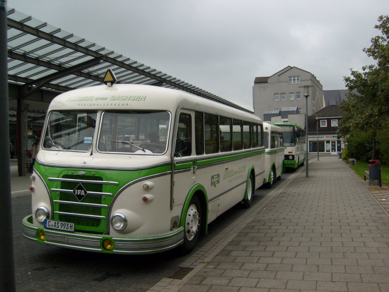 Traditionszug und Ikarus im Hintergrund