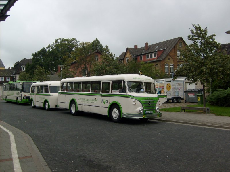  Traditionszug der Verkehrsbetriebe Chemnitz besteht
aus Bus H6B und Anhnger W 701 am 08.09.2007 in Peine.