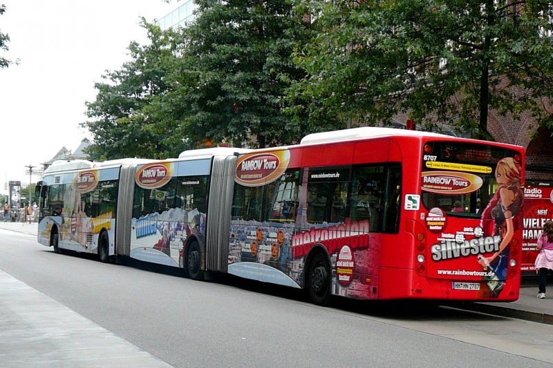  VanHool XXL-Bus 8707 auf der Mnckebergstr.in Hamburg,der fr  Rainbow Tours  wirbt.Eine wunderbare bunte Idee,allein von der Farbenvielfalt...auch am  Mi.09.09.09 geknipst!