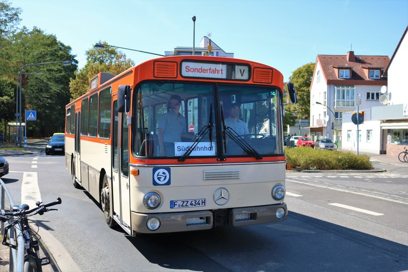 Vgf Mercedes Benz O305 Oldtimer Am 19 08 18 In Frankfurt Am Main Schwanheim Bus Bild De